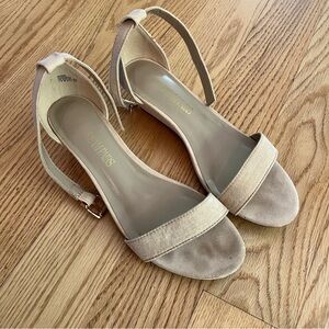 Dream Pairs Suede Low Platform Shoes. Size 7.5. Worn 2 times.